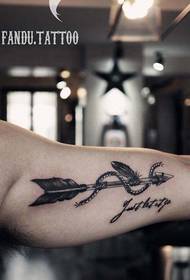 Les tatouages avec flèche de bras sont partagés par les tatouages