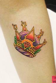 il miglior padiglione per tatuaggi ha raccomandato un modello di tatuaggio a piccola corona colorato a braccio