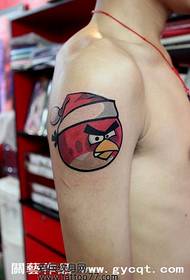 Wzór tatuażu zły ptak ramię