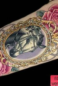 Rankos arklio rožės tatuiruotė tatuiruotė