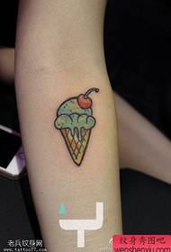 Ang pagpapakita ng tattoo, inirerekumenda ang isang tattoo ng ice cream