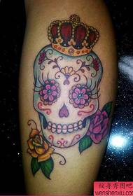 patrón de tatuaje de calavera de color de brazo