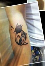 Paže roztomilé a štýlové tetovanie totem pre mačky