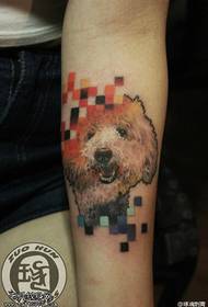 Arm farve hund tatovering mønster