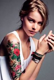 Temperamento brazo brazo flor verde hoja verde ilustración de tatuaje entrelazado