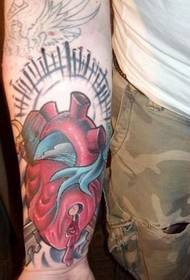 紋身博物館推薦手臂心臟紋身工作
