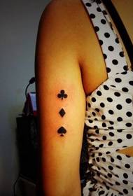 Modello popolare del tatuaggio delle carte da gioco del braccio della ragazza
