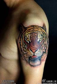 Tattoya herî çêtirîn ku parçeyek tattooê serê tiger a arm parve dike