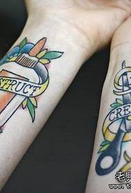 un modello di tatuaggio europeo e americano di colore del braccio