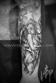Modello tatuaggio braccio ragazza ali d'angelo