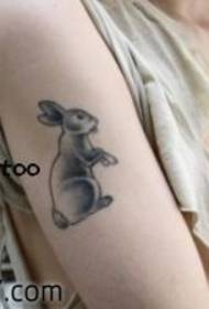 Naoružajte slatki uzorak tetovaža zeca