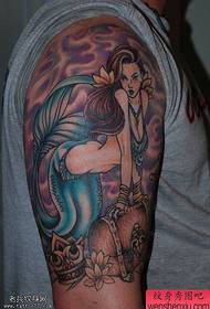 Spektaklo pri tatuoj, rekomendas tatuadon de granda brako de sirena