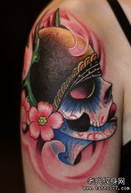 Maschera color braccio, fiore di ciliegio, disegno del tatuaggio