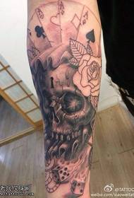 Patrón de tatuaxe rosa cráneo de brazo