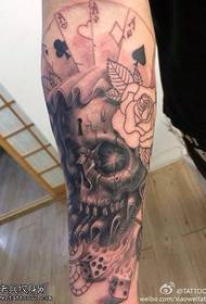 Modello tatuaggio braccio teschio rosa
