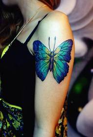 Tytön käsivarsi kaunis pop-perhonen tatuointikuvio
