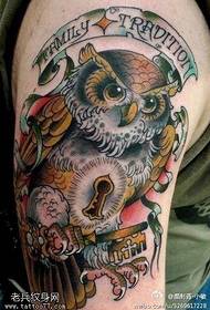 Tatuaggio braccio color gufo chiave lavoro