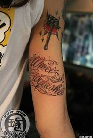 Brachium squiggly tattoos Threicae communiter tabernam