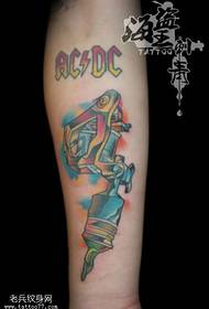 Rankų spalvos koncepcijos tatuiruočių mašina tatuiruotes dalijasi tatuiruočių salėje