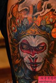 Τατουάζ δείχνουν εικόνα συνιστάται ένα χέρι Sun Wukong μοτίβο τατουάζ