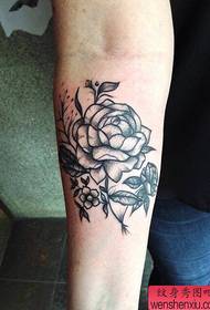 Таттоо схов, препоручите тетоважу ручно црне и беле руже