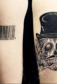 Modello di tatuaggio teschio con copertura di codici a barre sul braccio