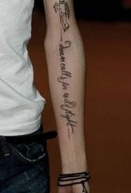 Modello di tatuaggio lettera braccio bello ed elegante