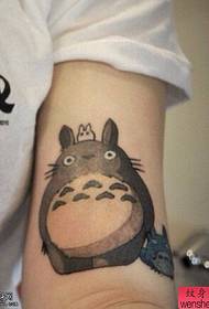 Arm cartoon Totoro-tatoeages worden gedeeld door tatoeages