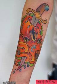 Colorarea brațului școală în stil școlar de tatuaj caracatiță