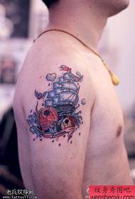 Tatuaże z ramieniem żeglarskim na pokazie tatuaży