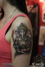 Braccio femminile come il modello del tatuaggio del dio