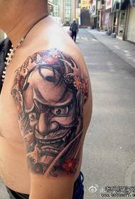 Juodos ir pilkos spalvos tatuiruotės modelis su dailia rankos tendencija