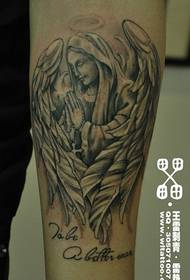 Arm Maria-tatoeages worden gedeeld door tatoeages