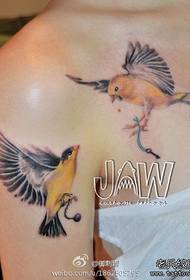 piękno ramienia i klatki piersiowej piękny wzór tatuażu ptaka