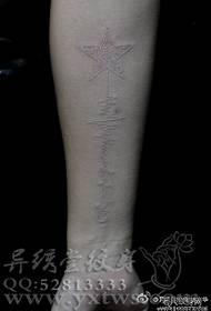Armer une étoile blanche à cinq branches avec un motif de tatouage à l'électrocardiogramme