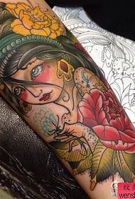 Schoul Meedchen Aarm Tattoo Muster