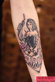 Arm velika djevojka obožavatelj tetovaža djeluje