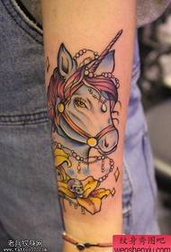 Espectáculo de tatuaxes, recomenda un traballo de tatuaxe de cráneo de unicornio en cor brazo