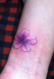 Lámh an chailín patrún beag agus íogair tattoo blossom silíní