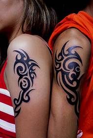 Patrón de tatuaje de tótem de brazo de pareja