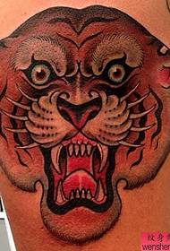 Warna tangan kreatif karya tato kepala harimau