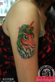 Modello di tatuaggio di gemma di unicorno colorato braccio femminile