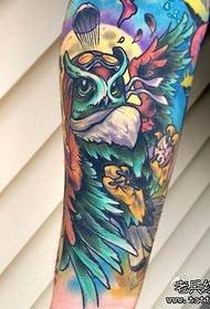 A imagem do programa de tatuagem recomenda um padrão de tatuagem de coruja no braço