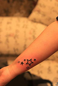 O cadro de tatuaxes recomendou un patrón de tatuaje de estrelas de cinco puntas
