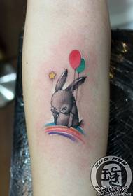 Braç de noia bonic patró de tatuatge de conill de globus