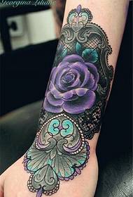 Tatuaż róży koronki na ramieniu