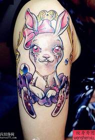 腕の色の漫画のウサギの入れ墨は、最高のタトゥー博物館で共有されています