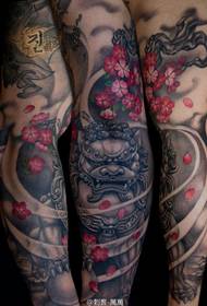 Modèle de tatouage de lion chinois pierre bras