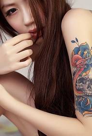 Braccio tatuato foto di bellezza in bikini a casa