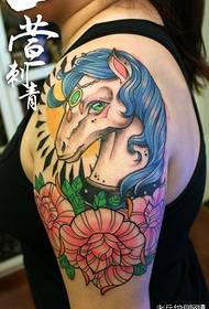 Gyönyörű dagály ló tetoválás minta